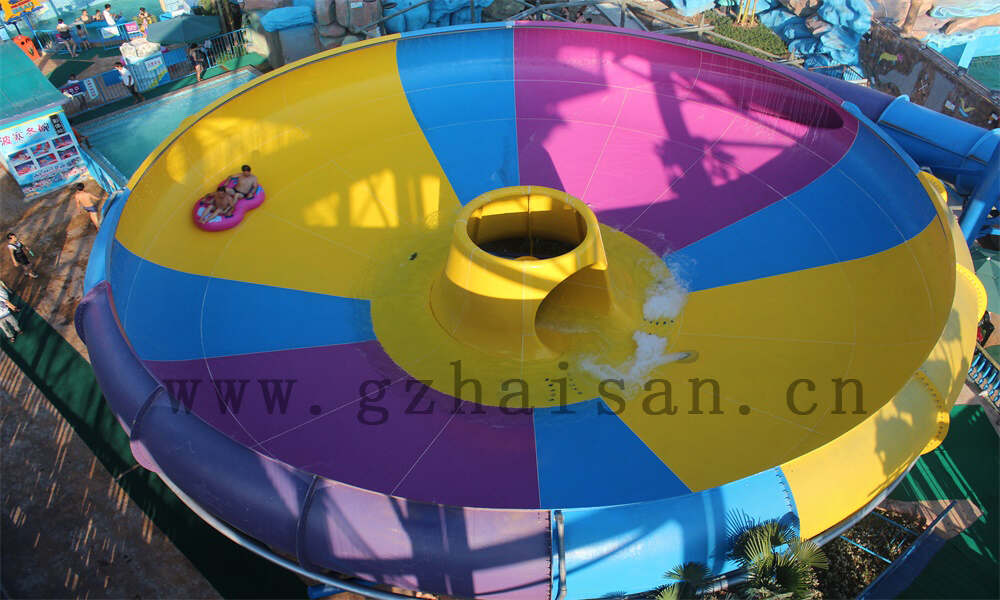 水上乐园滑梯的大喇叭滑梯