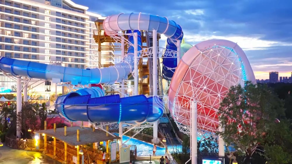 双重风暴，极致竞速——星际盘旋+巨浪翻滚组合引爆水乐园刺激体验