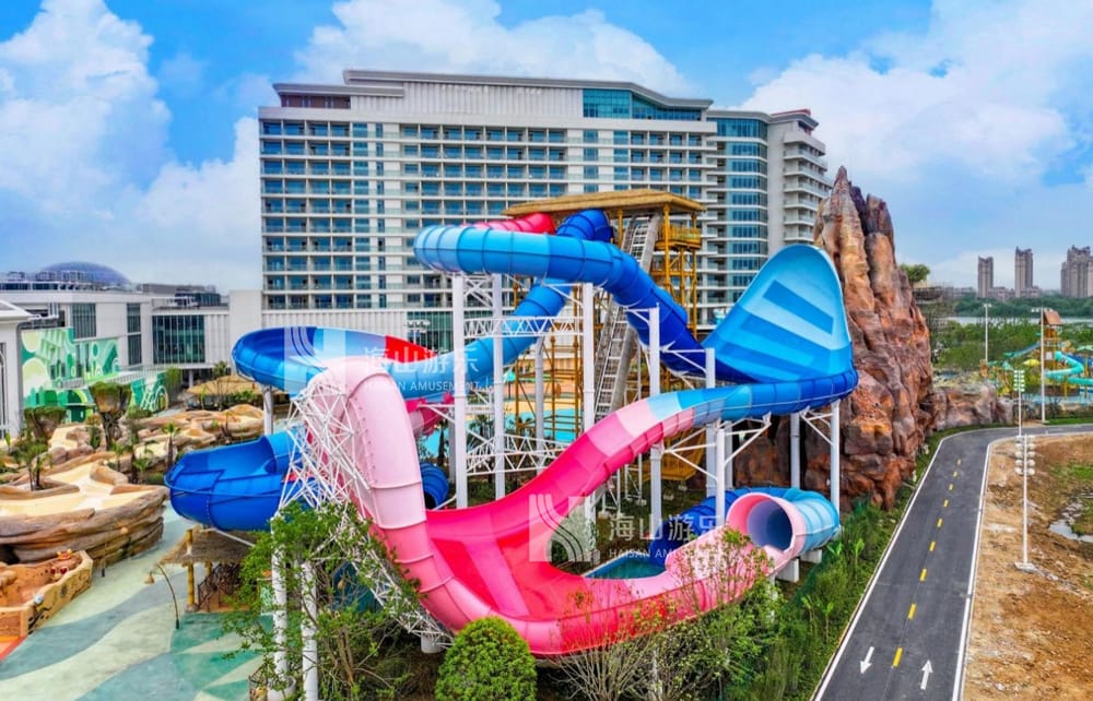 双重风暴，极致竞速——星际盘旋+巨浪翻滚组合引爆水乐园刺激体验